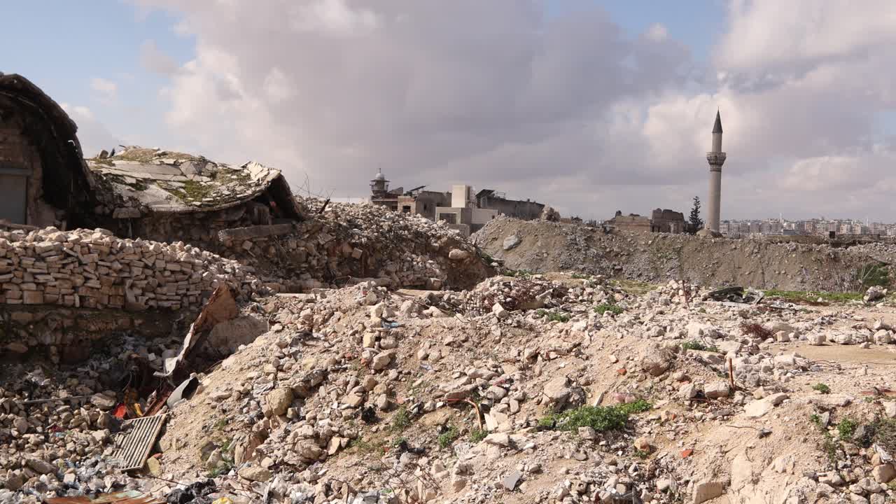 Vasta area di macerie di cemento e case distrutte ad Aleppo, Siria. Un paesaggio di rovine che mostra le conseguenze di intensi bombardamenti e combattimenti urbani