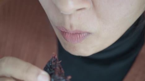 una mujer comiendo un bocadillo.