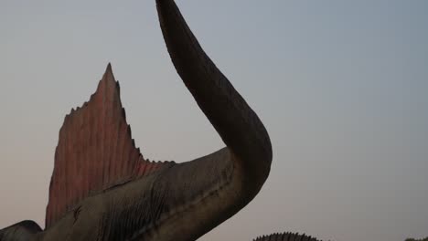 cola de dinosaurio animatrónico de tamaño natural golpeando en cámara lenta