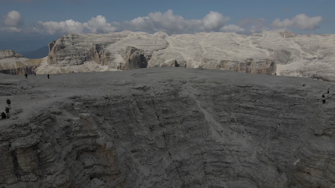vista aérea: dolomitas en val gardena, italia