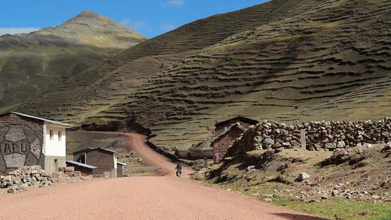 마을을 여행하는 오토바이