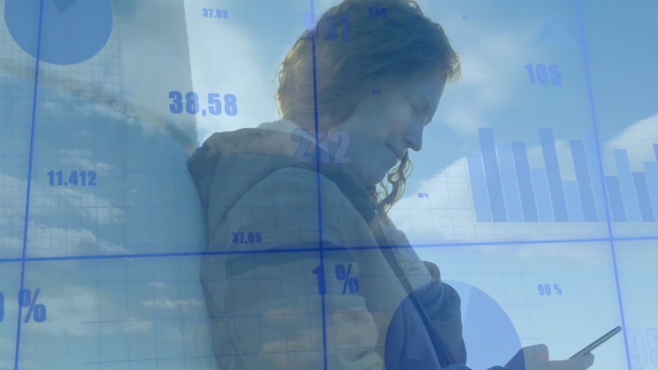 화살표를 통해 다이어그램의 애니메이션과 데이터 처리가 스마트 폰을 사용하는 백인 여성