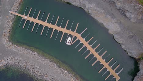 Konsolenboot-Mit-Dockingstation-Für-Außenbordmotoren