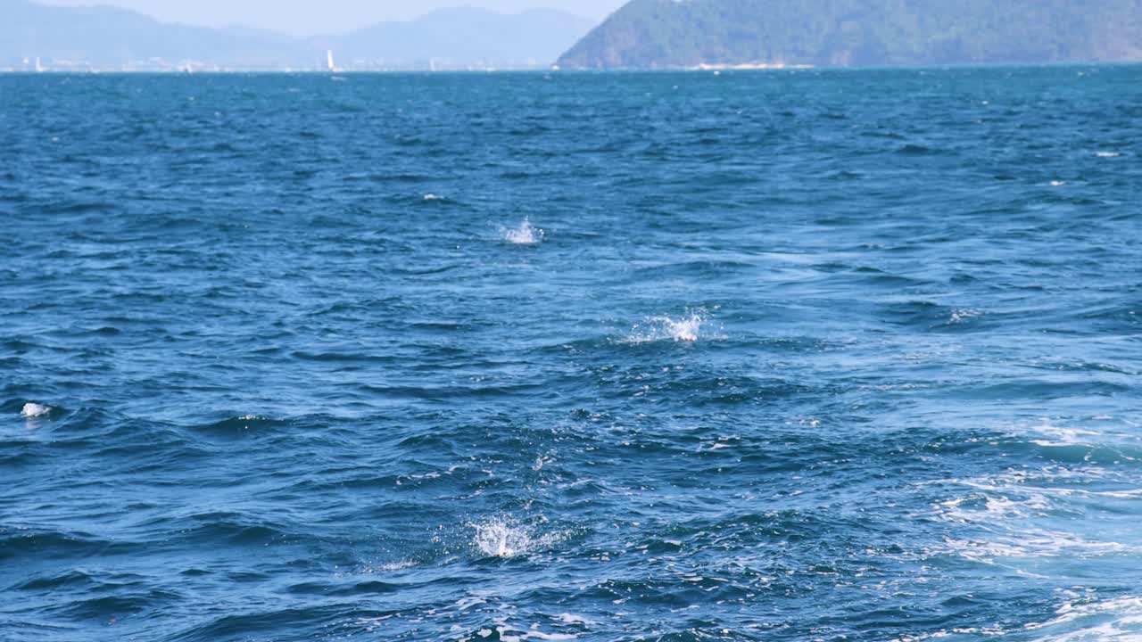 спокойный вид на океанские волны с отдаленными островами под ярким дневным светом, зафиксированный на пхукете, таиланд