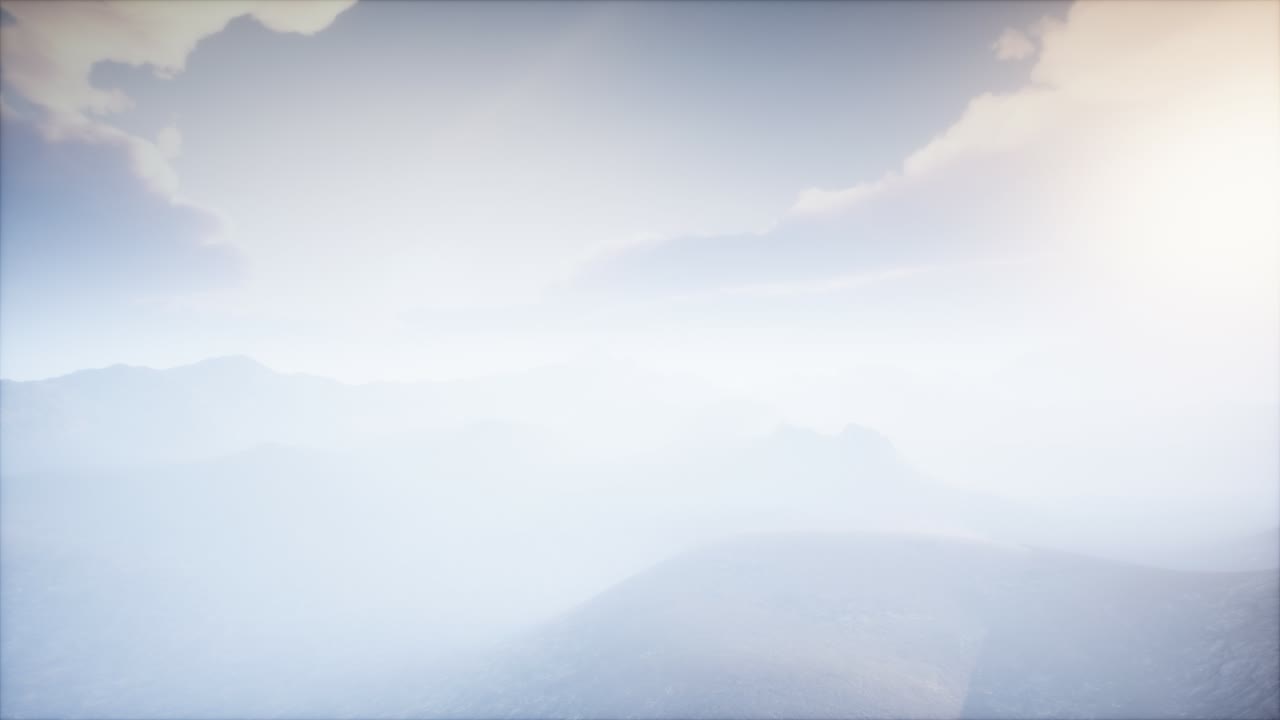 안개 가 있는 화산 크레이터 풍경