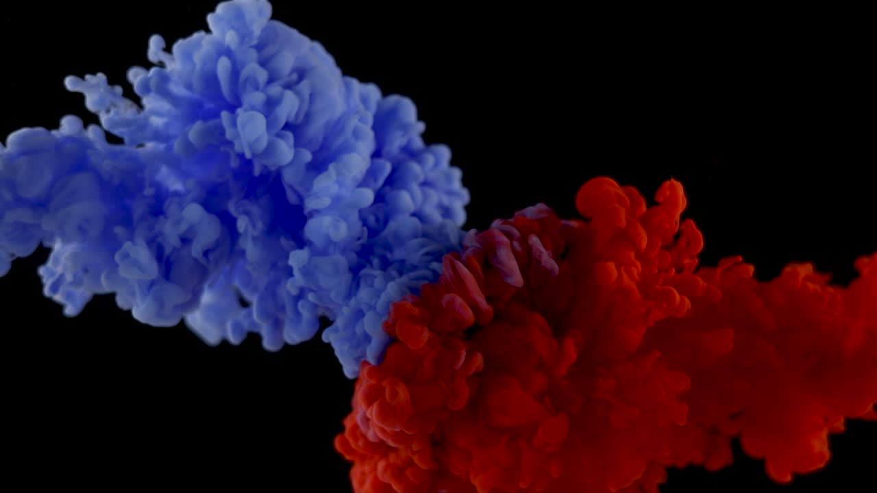 смешивание синей и красной краски в воде