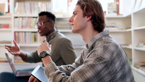 biblioteca, estudio y estudiante hombre escuchando grupo
