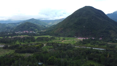 vista aérea impresionante de una comunidad en la selva peruana