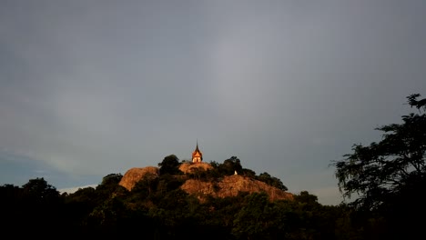 Wat-Phra-Phutthachai-Ist-Ein-Touristenziel-Für-Ausländer-Und-Thailändische-Staatsangehörige,-Die-Nach-Segnungen-Suchen