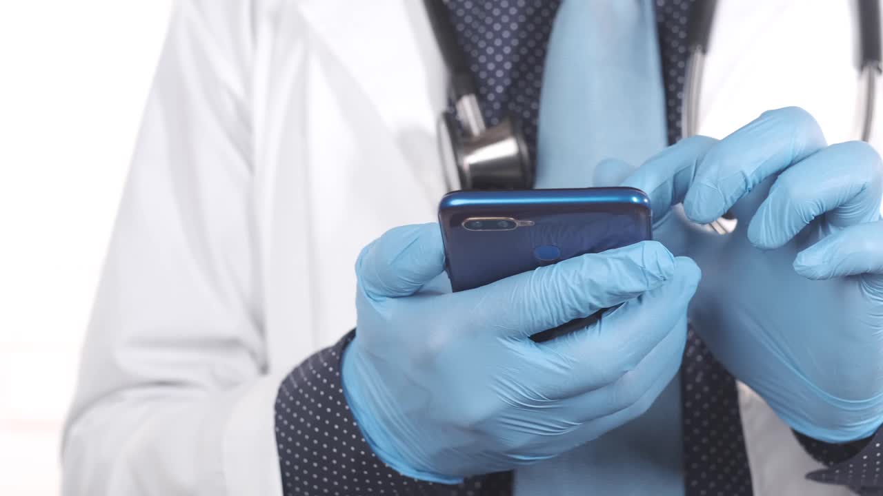 médico que utiliza un teléfono inteligente