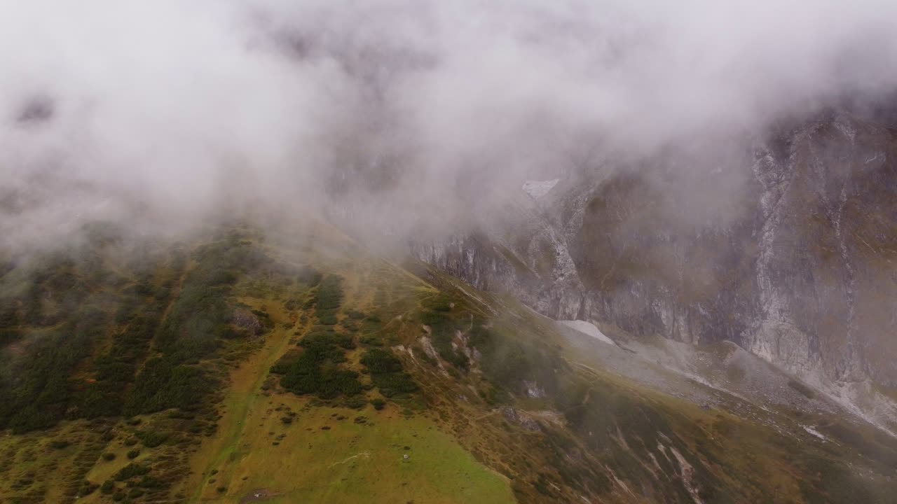 misterioso disparo aéreo volando sobre montañas rocosas y valle verde