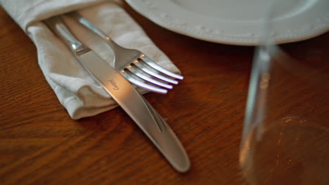 preparación de la mesa con cuchillo y tenedor