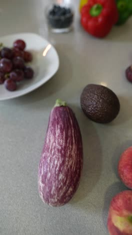 productos frescos en el mostrador de la cocina