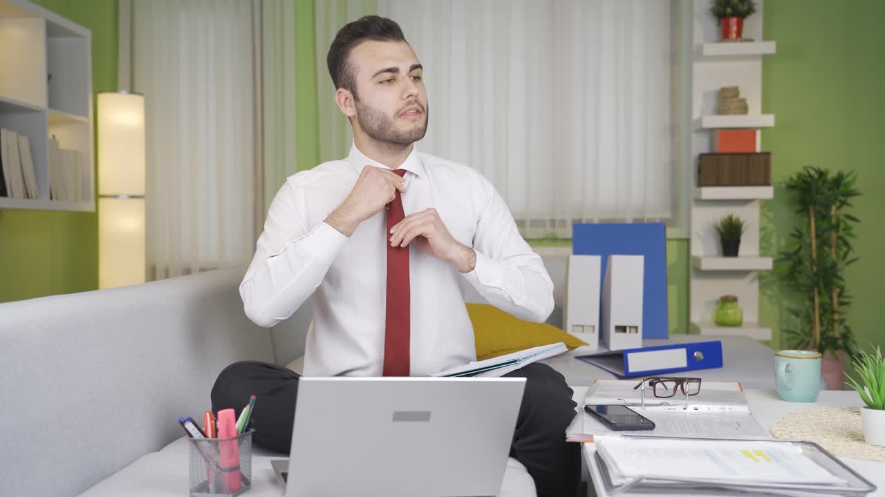 el apuesto y carismático hombre de negocios es presumido y feliz.