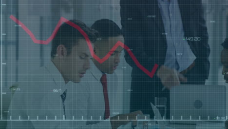 animación del procesamiento de datos sobre diversas personas de negocios en la oficina