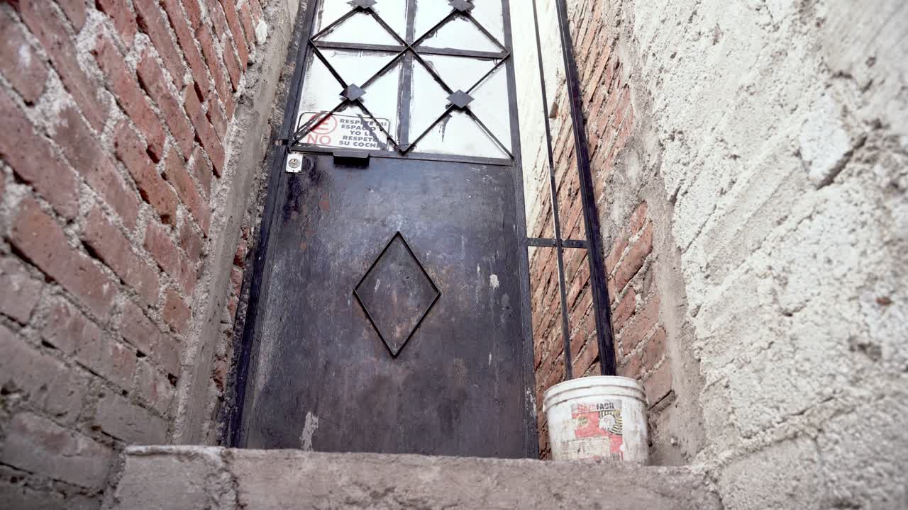 vieja puerta oxidada y sucia