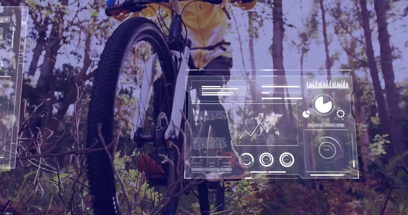 Ciclista che impugna il manubrio, spingendo la bici lungo un sentiero nel bosco, con pannelli HUD sportivi che mostrano grafici.