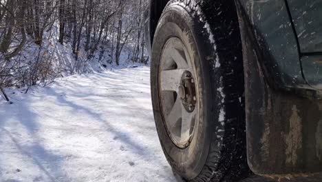 Ein-Schwarzes-4x4-Pickup-Truck-Winterreiseabenteuer-Auf-Einer-Verschneiten-Bergstraße---Low-Level-Aufnahme