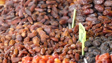 dátiles secos y pasas en un mercado