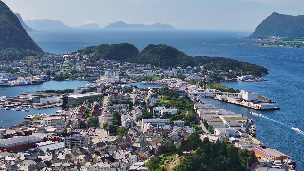노르웨이의 알레스운드, 도시 풍경과 섬들 사이의 만, 드론 촬영