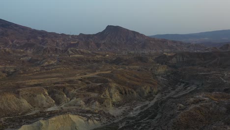 西班牙的山地沙漠風景和溫暖的顏色,歐洲