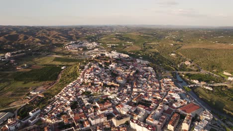 Silves-Castle,-Mittelalterliche-Festung,-Die-Vom-Maurischen-Kalifat-An-Der-Algarve-Erbaut-Wurde