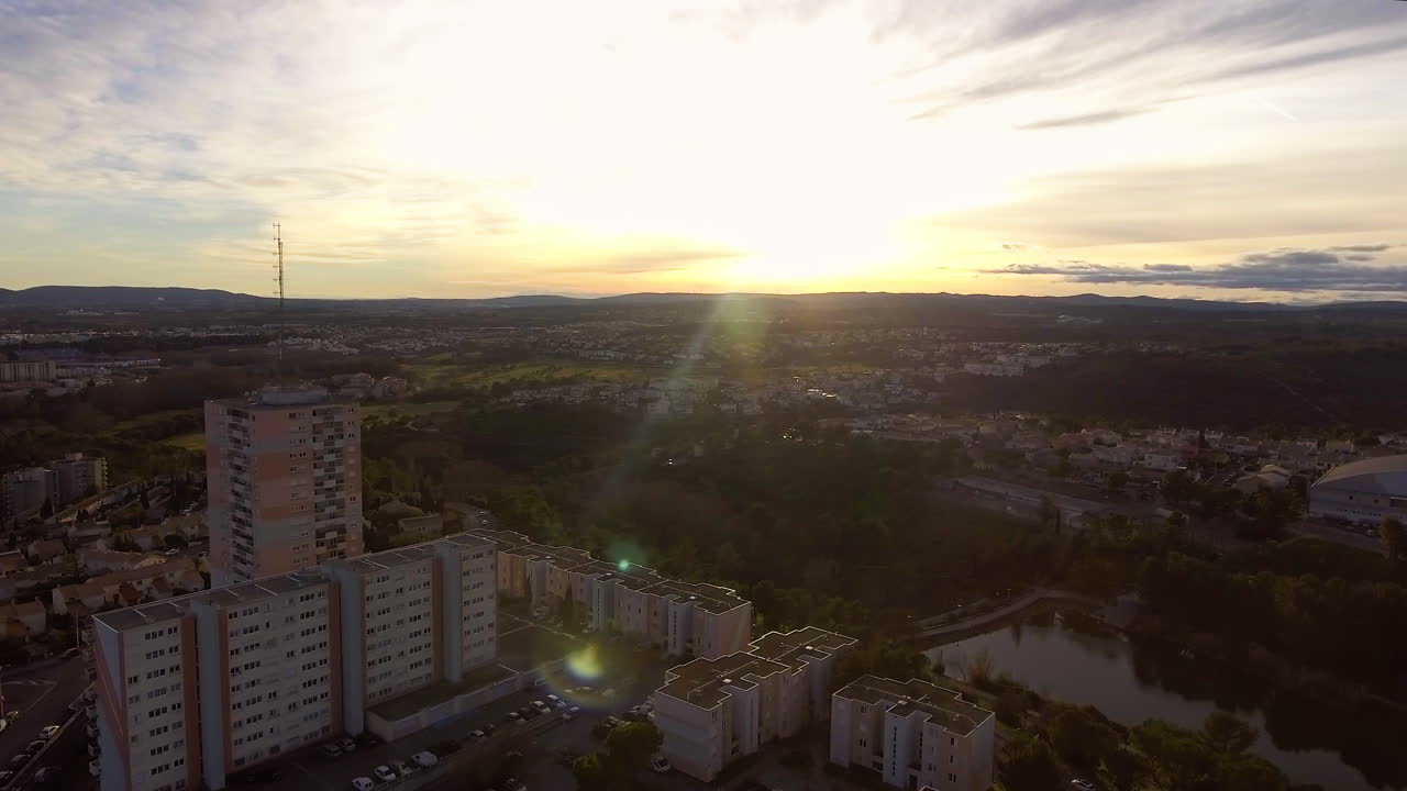 Pôr do sol sobre os edifícios residenciais do bairro Les Hauts de Massane.