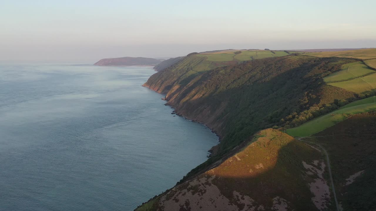 un avión no tripulado se movió de derecha a izquierda mientras miraba la costa del norte de devon una puesta de sol en el reino unido