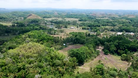 Amplia-Vista-Aérea-Del-Paisaje-Junto-Al-Complejo-De-Observación-De-Las-Colinas-De-Chocolate,-Bohol,-Filipinas