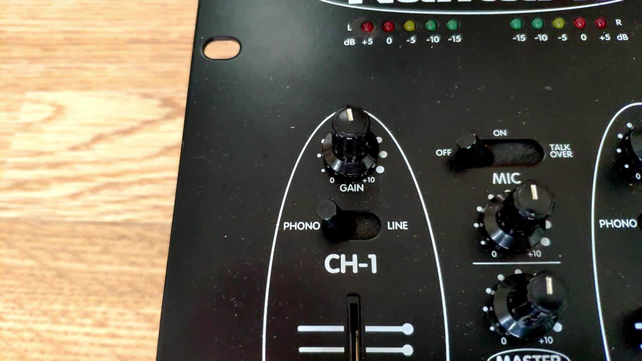 검은색 dj 믹싱 데크의 모퉁이가 보입니다