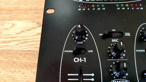 se ve la esquina de una plataforma de mezclas de dj negra