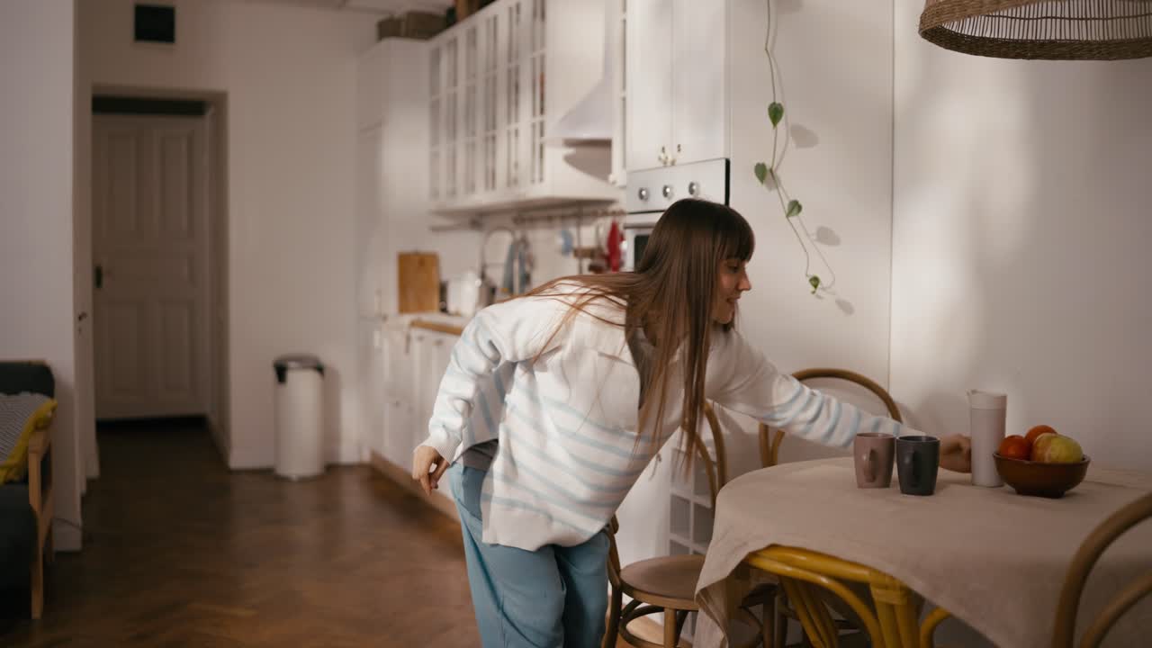Žena tančí ve své kuchyni