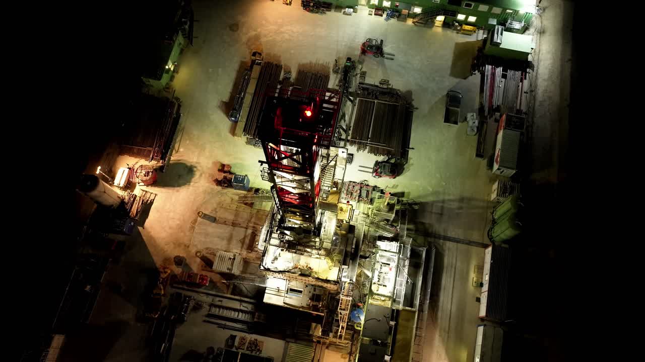 Vista aérea de plataforma de perfuração offshore à noite