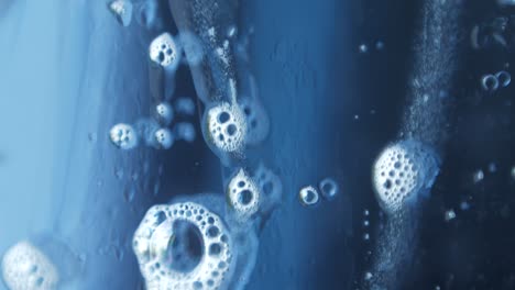 fotografía macro de burbujas de jabón la limpieza de ventanas la química fluye por el vidrio reflejando hermosamente
