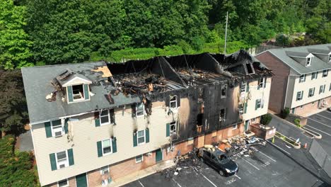 Edificio-De-Apartamentos-Quemado-Con-Un-Techo-Dañado