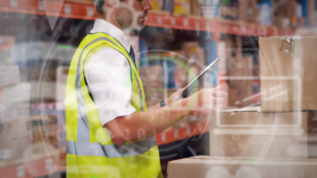 animación de iconos digitales y escaneo de alcance sobre el hombre usando tableta en el almacén