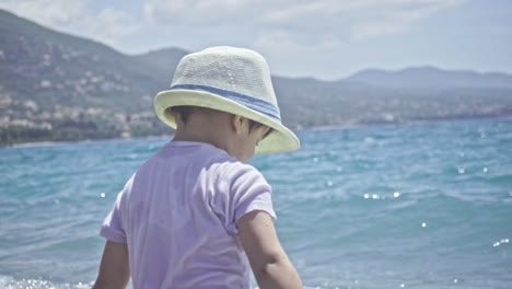 Drei-Jahre-Altes-Kind-Genießt-Das-Meer-Am-Strand-Von-Kalamata-Griechenland-In-Zeitlupe