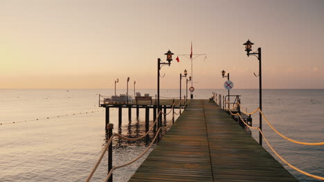 camine por el muelle hasta el mar una vista en primera persona temprano en la mañana al amanecer tiro de steadicam