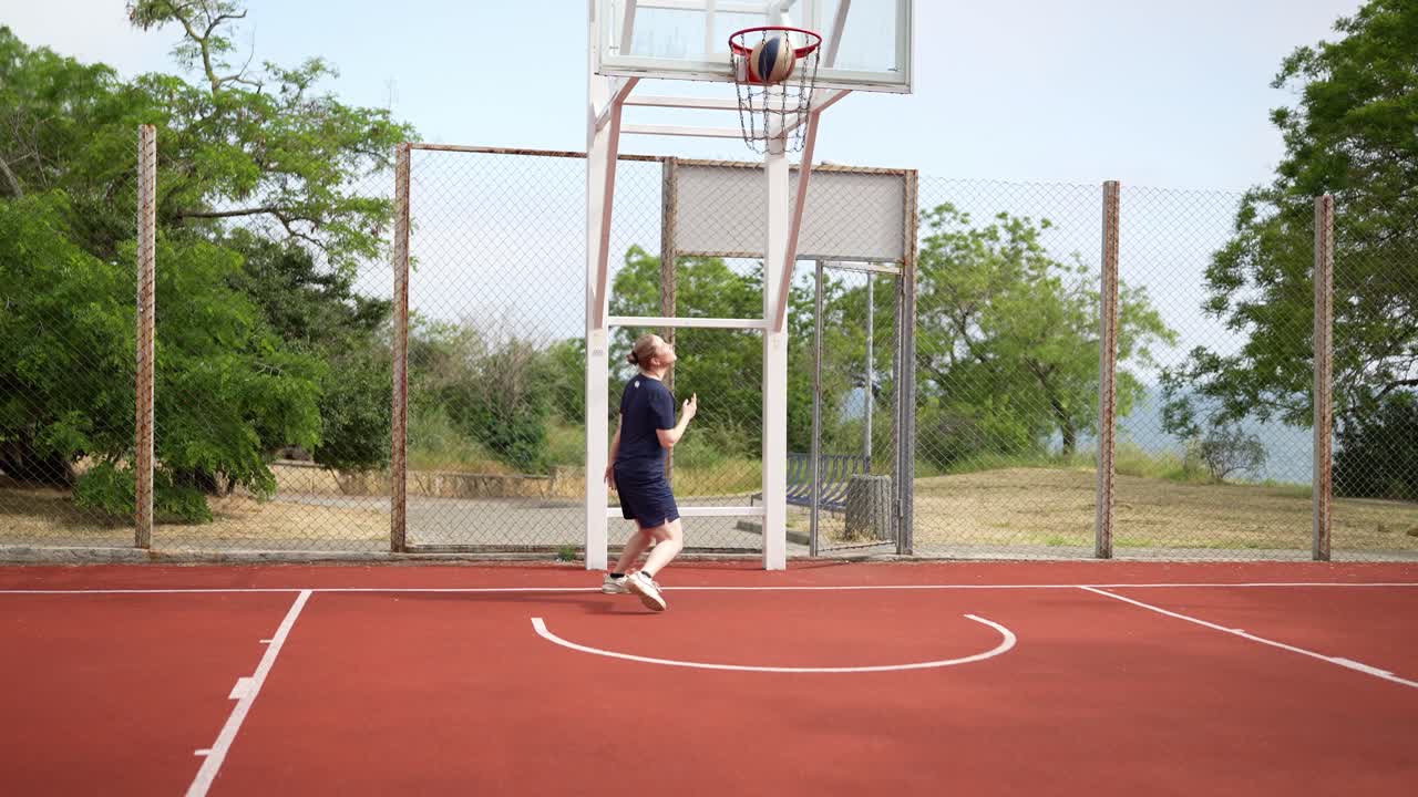 persona jugando al baloncesto al aire libre