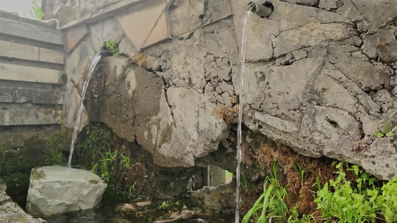 신선한 흐르는 자연  미네랄 물 공급은 지속적으로 공공 우물에 아집니다.