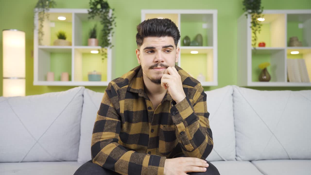 un joven agotado y desmotivado.