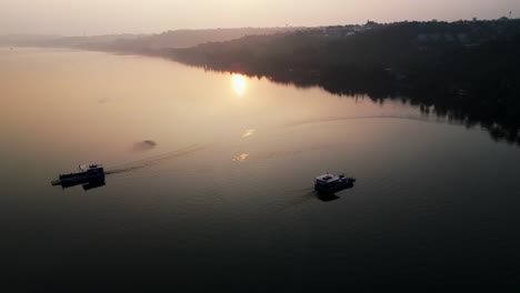 Ferrys-passing-each-other-on-Mandovi-river-in-Goa,-India