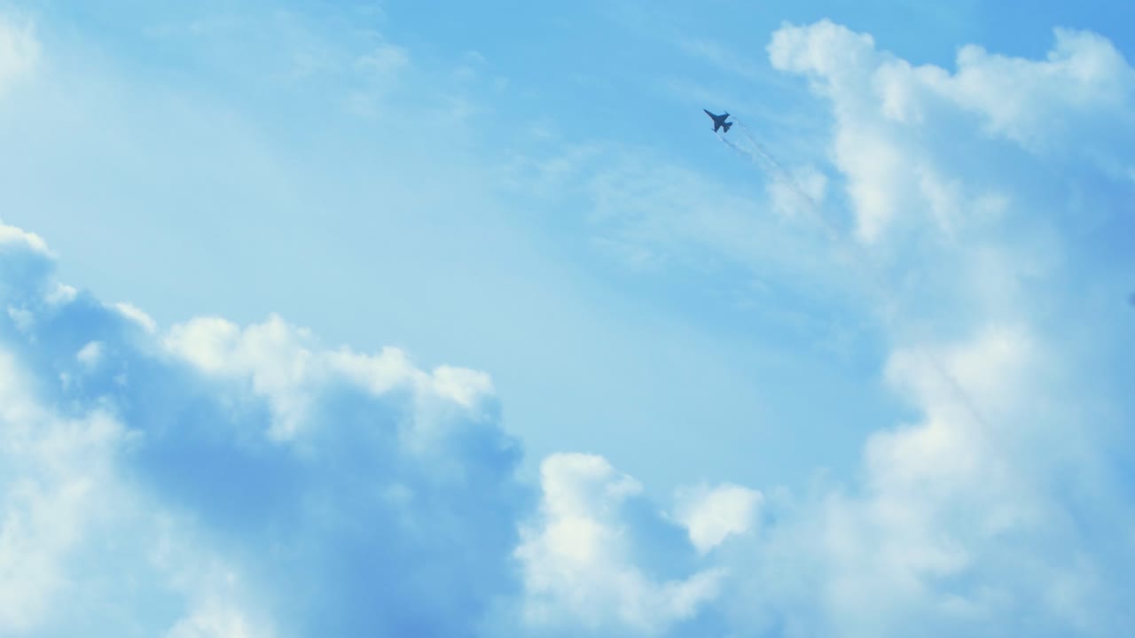 f-16 파이팅 팔콘 전투기 제트 고속 플라이파스트 여러 롤과 높은 g 끌어 올리기, 발트 국제 에어쇼, 휴대용 4k  ⁇