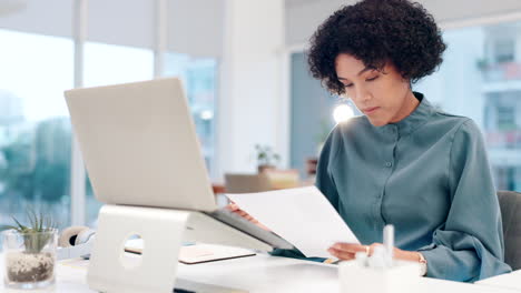 mujer de negocios, documentos y informe de lectura