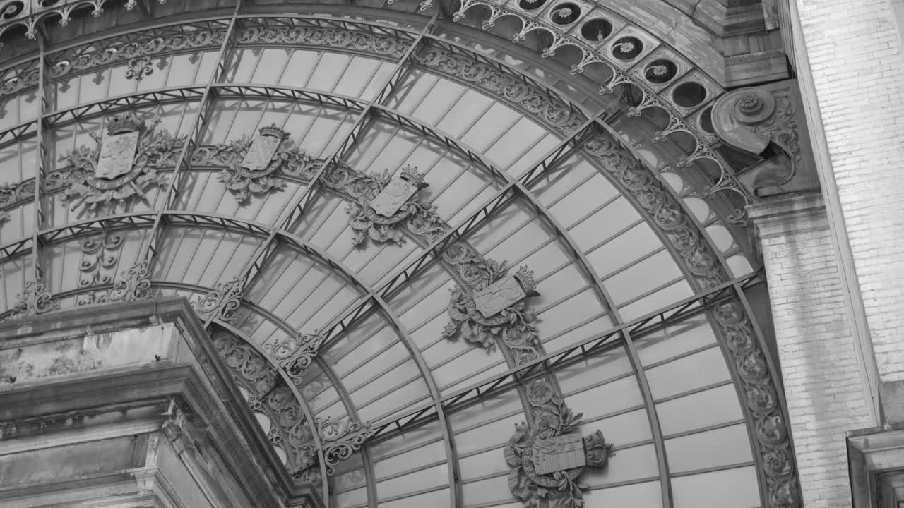 exterior de vidrio del museo real de las fuerzas armadas e historia militar dentro del parque cinquantenaire en bruselas, bélgica