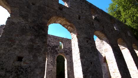 Arcos-De-La-Eternidad:-La-Majestuosa-Arquitectura-Medieval,-Los-Altos-Muros-Y-Los-Grandes-Restos-De-La-Catedral-Se-Alzan-Orgullosos-En-El-Sitio-Arqueológico-De-Butrint