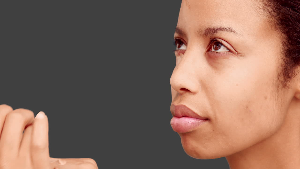 artista de maquillaje poniendo crema en la cara de las modelos