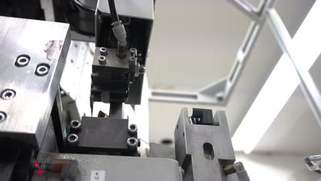 máquina de ensamblaje robótica automatizada en un entorno de fábrica