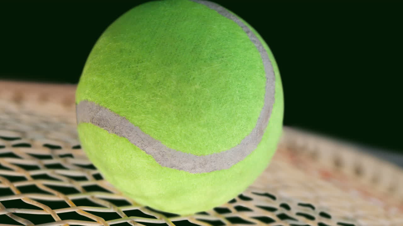Animação de bola de tênis num foguete