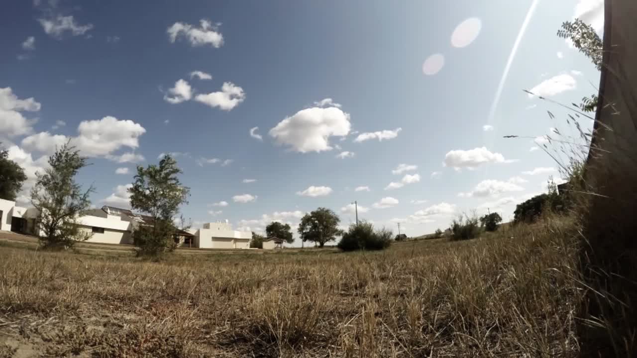 TIME LAPSE - Nuvole su una scuola in una piccola città dell'Alberta, Canada, in una luminosa giornata di sole